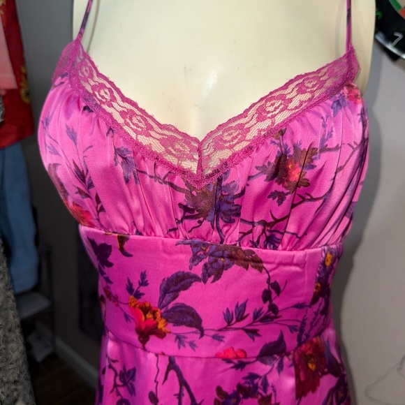 UO Audrey Lace Detail Midi Dress
See all Urban Outfitters Fuchsia Size Large - Picture 16 of 16